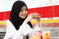 makan-burger-enak-dan-murah